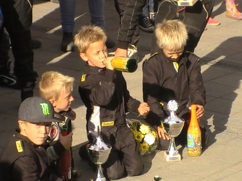 De mindste HAR set efter hvad de voksne gør