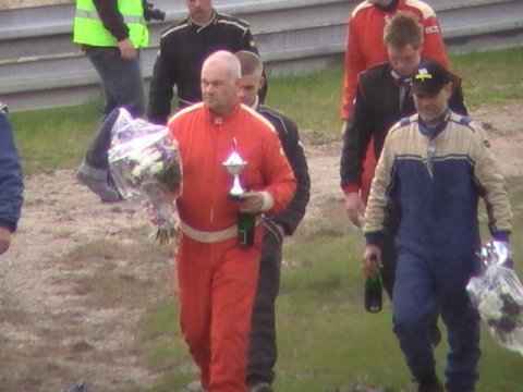 DM2 Kim Sørensen med pokal og blomster